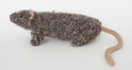 crocheted rat by planetjune
