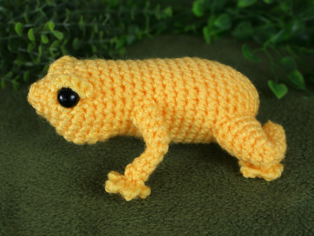 singing frog crochet pattern by planetjune