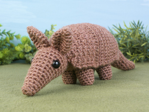 Armadillo crochet pattern by PlanetJune