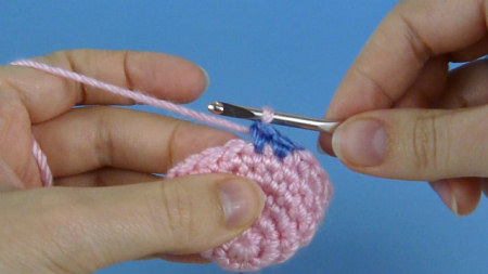 changing colour in amigurumi video tutorial, by planetjune