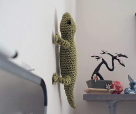 amigurumi gecko climbing the wall