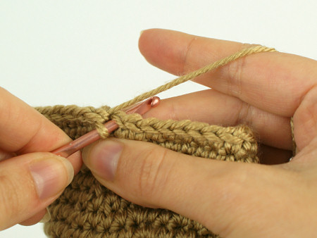 Is there some kind of finger protector for holding the yarn