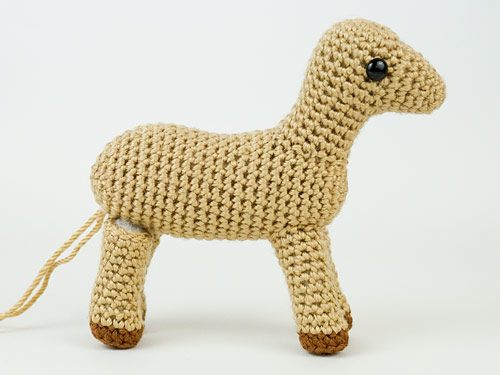 attaching legs evenly on a standing amigurumi animal