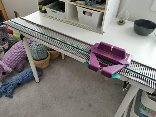 How to use a knitting machine and project ideas