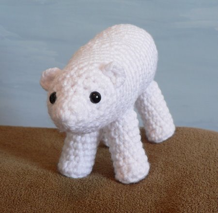 crocheted polar bear by planetjune
