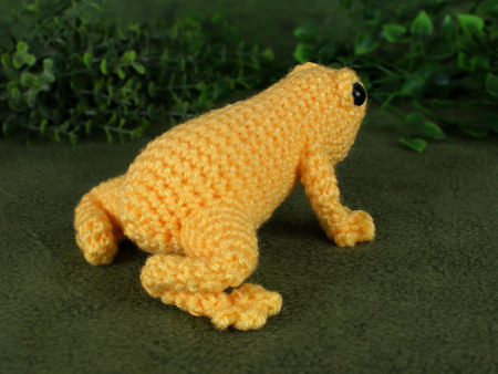 singing frog crochet pattern by planetjune