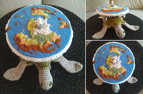 PlanetJune Stories: Going Postal: Hils' amigurumi Discworld postbox topper