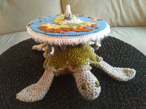 PlanetJune Stories: Going Postal: Hils' amigurumi Discworld postbox topper