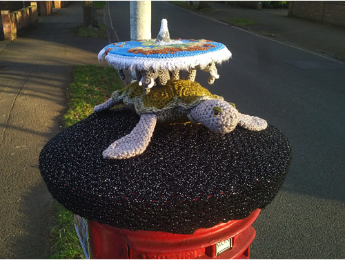 PlanetJune Stories: Going Postal: Hils' amigurumi Discworld postbox topper