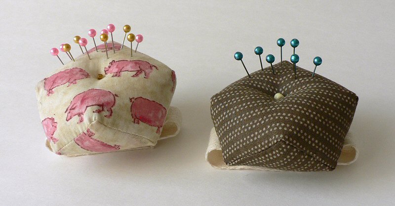 Wrist Pincushion: Tutorial!  Pin cushions patterns, Pin cushions,  Pincushion tutorial