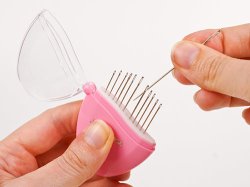 (image for) Household Pebble: 12 sewing needles in a flip-top storage case