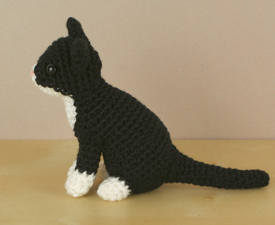 AmiCats Tuxedo Cat amigurumi crochet pattern - Click Image to Close