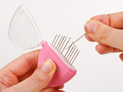 (image for) Household Pebble: 12 sewing needles in a flip-top storage case - Click Image to Close